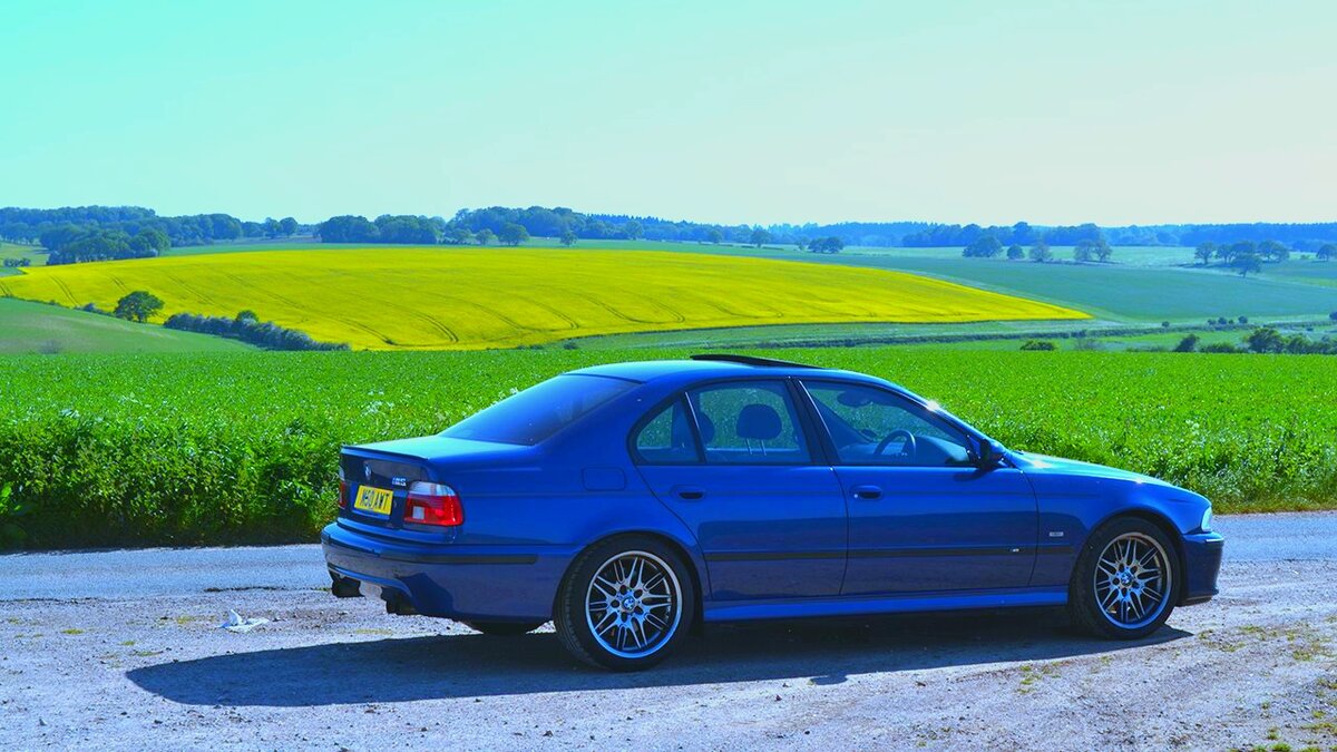Все мы знаем это поколение, многие считают его самым лучшим. До сих пор присутствуют фанаты этого автомобиля и до сих пор его хотят купить. Итак, это BMW M5 e39, машина – легенда. Выпущена она была в 1998-м году, показ состоялся на автосалоне в Женеве.