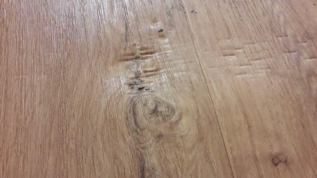 Следы от ножек дивана на линолиуме остались почти сразу