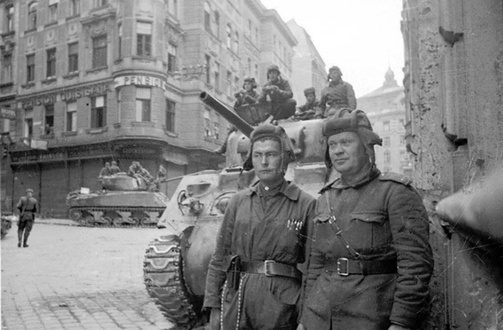 Экипаж танка М4А-2 "Шерман", первым ворвавшийся в г.Вену, со своим командиром; слева механик-водитель Нуру Идрисов. 1945 г.