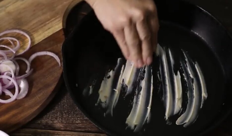 Натираем скороду чесноком и сливочным маслом