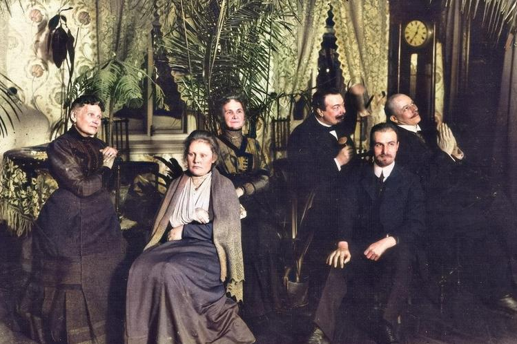 Пример компьютерной колоризации (окрашивания) черно-белой фотографии. 