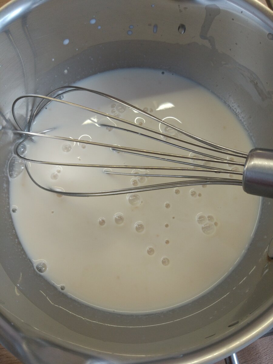 Дрожжи залить теплым молоком и убрать на 20 минут