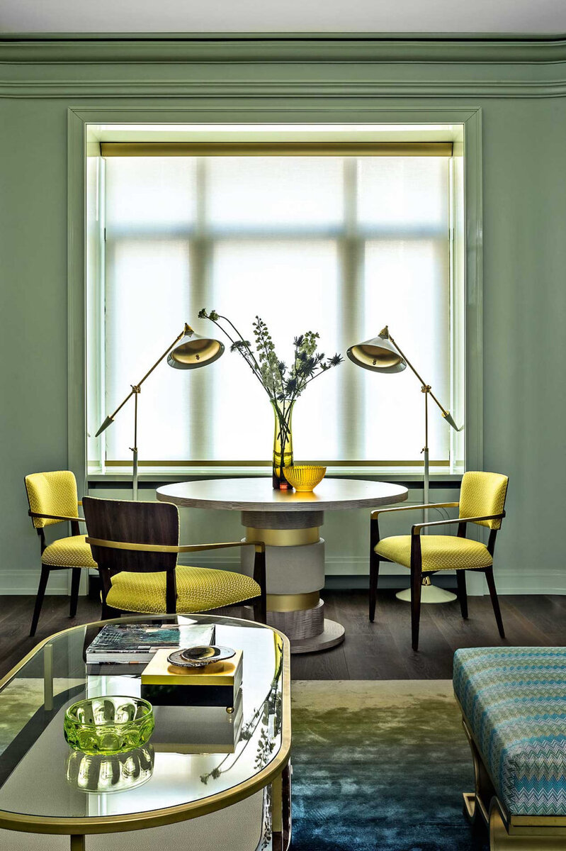 Все комнаты имеют симметричную композицию. Небольшая часть готовой мебели и светильники из салона “Английские интерьеры”. Рулонная штора, Casa Valentina.