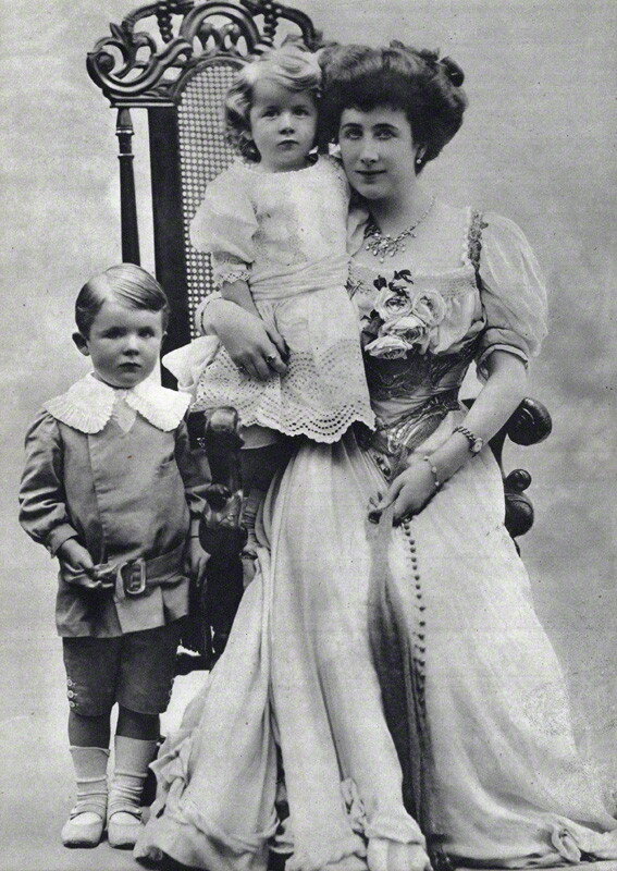 Сесил Битон со старшим братом Реджинальдом и мамой Этти. 1906 год.