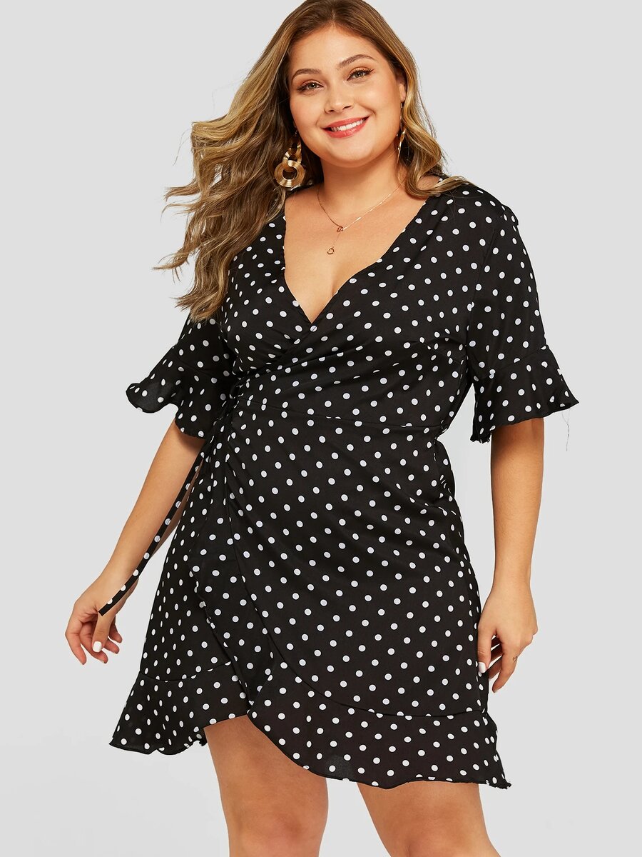 Платье с глубоким V-образным вырезом .