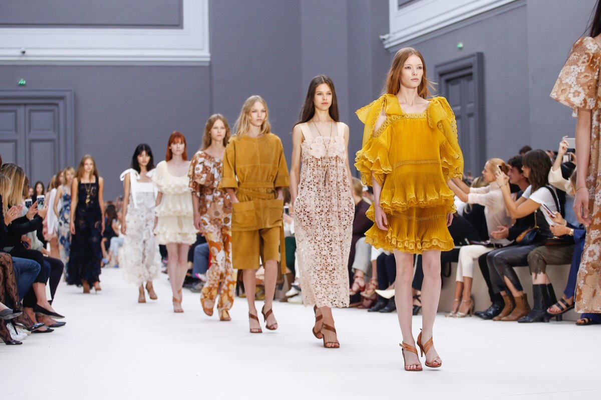 шанель неделя моды. принт дольче габбана 2021. неделя моды в париже 2022. Fashion month. версаче 2020-2022.