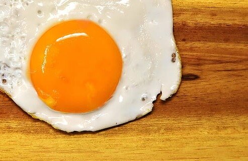 Обжаренное яйцо.