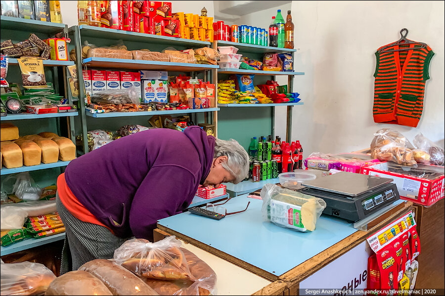 Зашел в продуктовый магазин на границе Северной и Южной Осетии и на душе стало невыносимо тоскливо