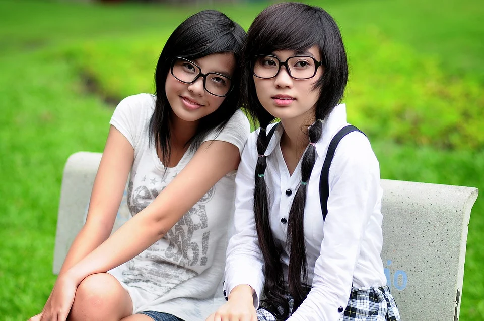 https://pixabay.com/photos/girl-student-asian-glasses-friends-1741925/