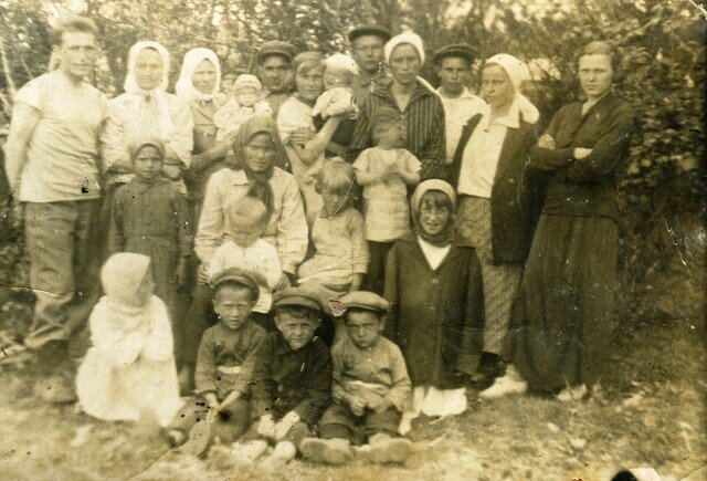 Бабушка Елена Трифоновна с детьми и  работниками колхоза (1940 год)