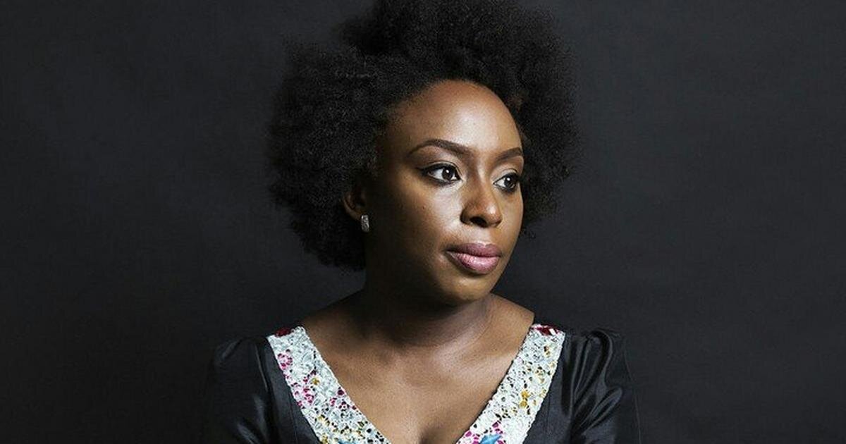 Автор книги - Чимаманда Нгози Адичи.
Роман "Американха" - в какой-то мере автобиографичный, и судьба героини Ифемелу  имеет некоторые общие черты с судьбой писательницы.