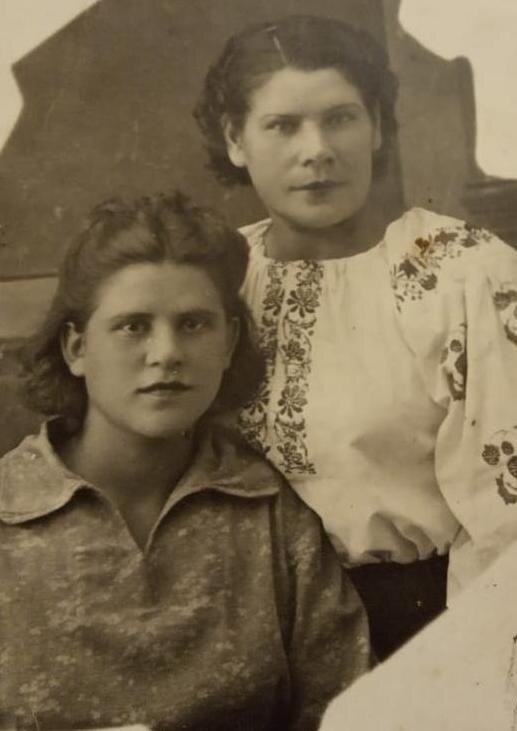 Слева направо - Анастасия Сергеевна Воронова (Павлова) с подругой