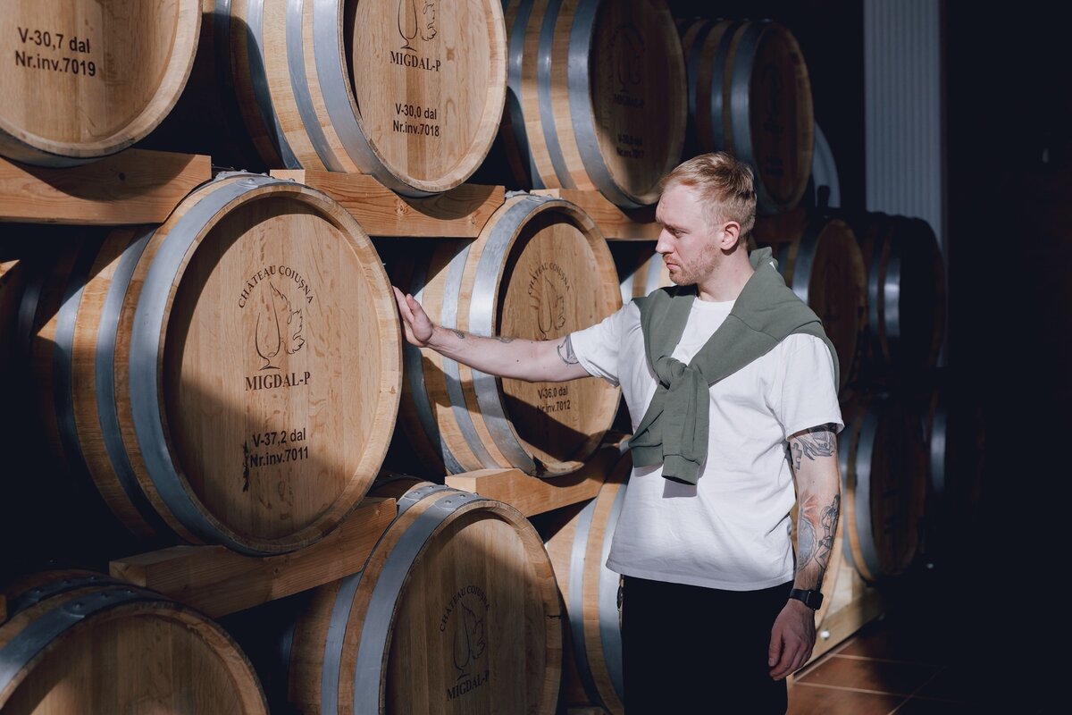 Бочки с вином в наземном зале выдержки на винодельне Migdal в Молдове.