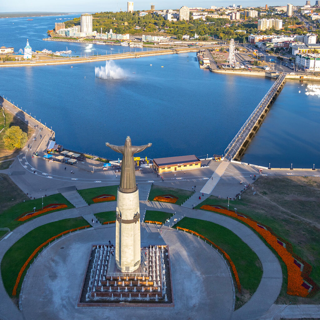Символ Чебоксар - монумент Матери-покровительнице на заливе р.Волга
