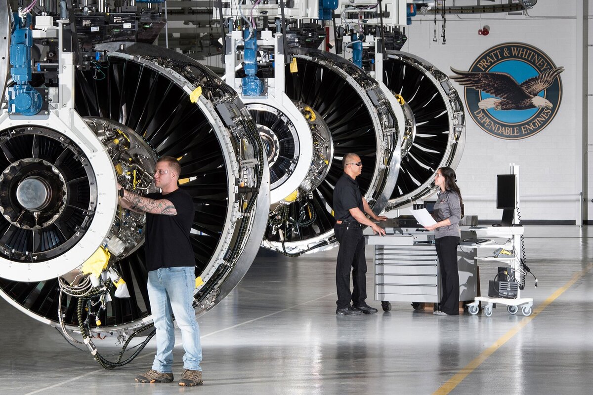 Двигатели Pratt & Whitney PW1100G-JM на сборочной линии в Миддлтауне, штат Коннектикут