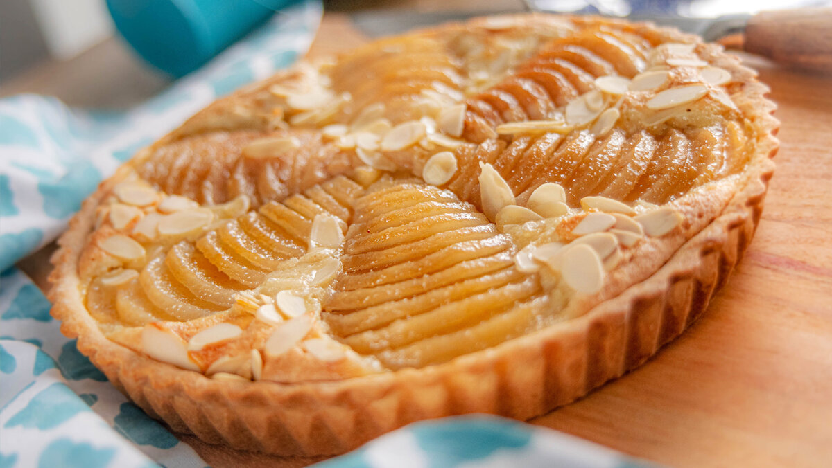 ореховый тарт с грушей. песочный тарт с франжипаном. грушевый тарт. пирог кростата с рикоттой. пирог песочный грушевый.