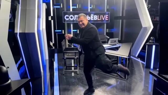 Фото студии CоловьевLIVE (в кадре человек похожий на В.Соловьева)