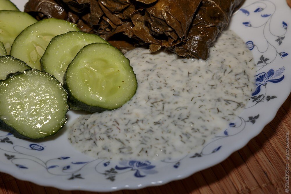 1. Чесночный соус из Мацони с долмой и огурцами © NickFW.ru - 25.05.2020г.