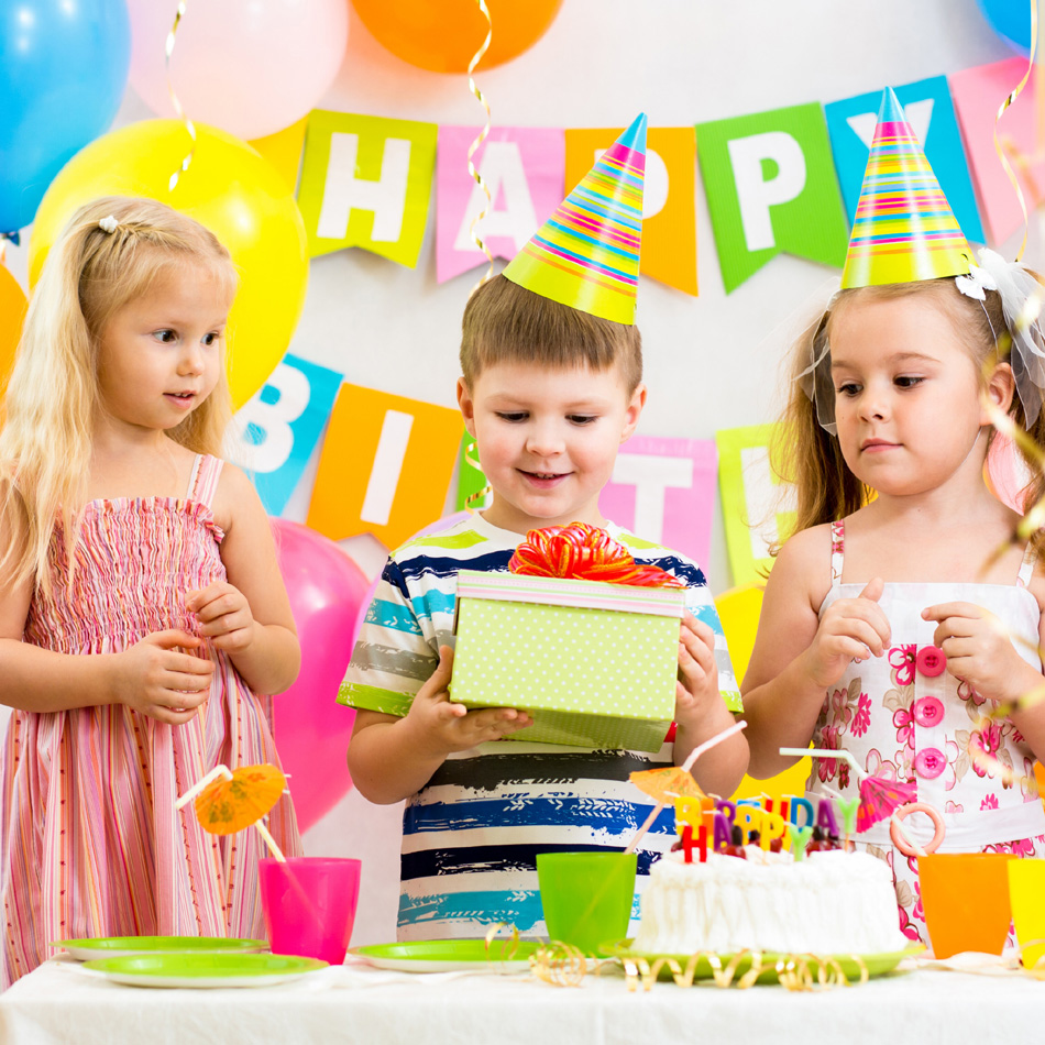20 идей, как украсить стол на день рождения для мальчика и для девочки