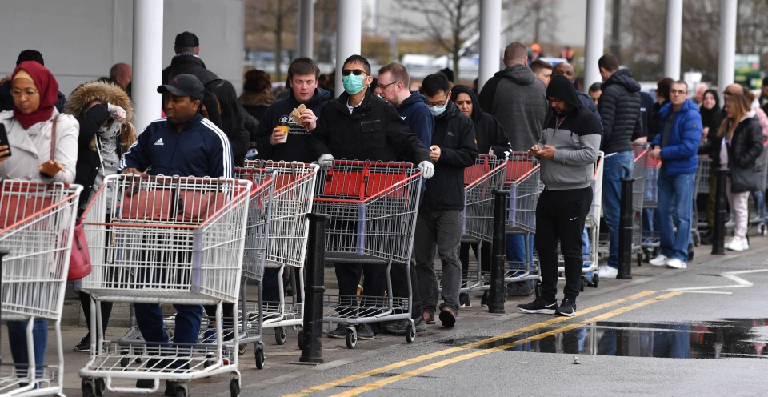 Очередь за бесплатными продуктами в Англии