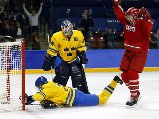    Сборная Белоруссии на групповом этапе олимпийского хоккейного турнира 2002 года проиграла все три матча – России (4:6), Финляндии (1:8) и США (1:8).