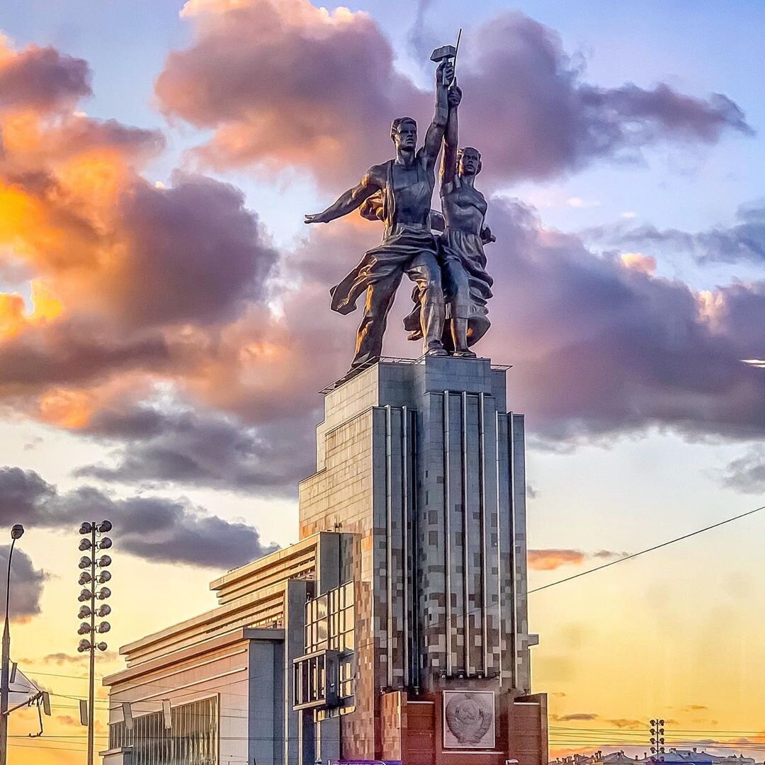 Памятник мосфильм. Павильон рабочий и колхозница на ВДНХ. ВДНХ Мухина рабочий и колхозница. ВДНХ статуя рабочий и колхозница. Монумент «рабочий и колхозница» веры Мухиной (1937).