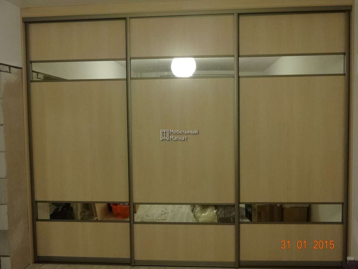 Шкаф-купе с зеркальными вставками занял чуть больше времени на изготовление, чем мы планировали. Но результат в итоге поразил всех. Как и прописано в договоре мы дали гарантию на шкаф 2 года.