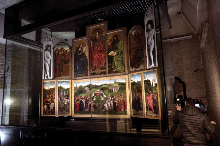 Алтарь в интерьере храма поражает своими размерами. Он стоит в узкой капелле, и, чтобы увидеть его задние створки, надо обходить, протискиваясь, вдоль стенки. На этом фото видно, что "Адам" и "Ева" как-то бледноваты: потому что фотография сделана во время постепенной реставрации алтаря. Подлинные створки с Адамом и Евой в этот момент находились в музее на реставрации, а тут пока стоят репродукции.