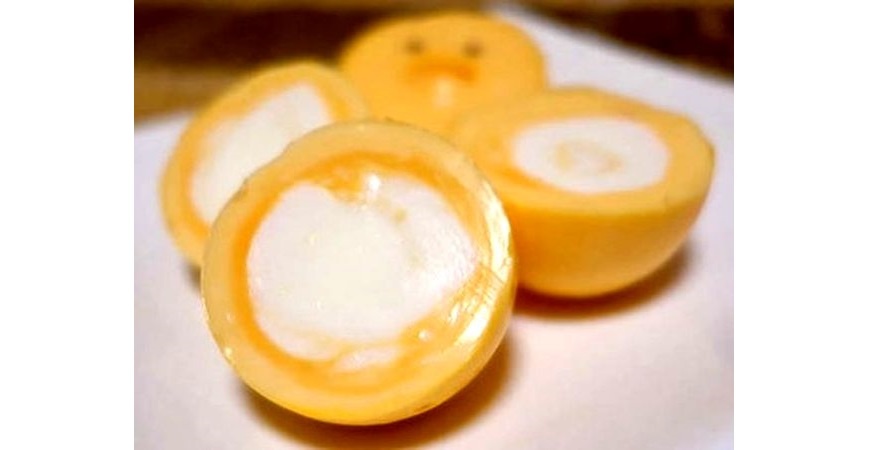  Яичница и вареные яйца являются самым популярным завтраком в Европе. За несколько десятилетий этот продукт приедается, а дети и вовсе не в восторге от полезных, но не самых вкусных блюд из яиц. Вы можете удивить своих гостей и домочадцев, предложив им яйца, в которых желток и белок поменялись местами.