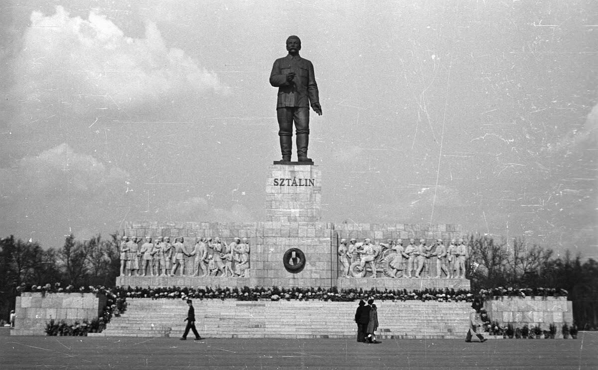 Статуя сталина. Памятник Сталину (Будапешт). Памятник Сталину Будапешт 1956. Статуя Сталина в Будапеште. Венгрия статуя Сталина.