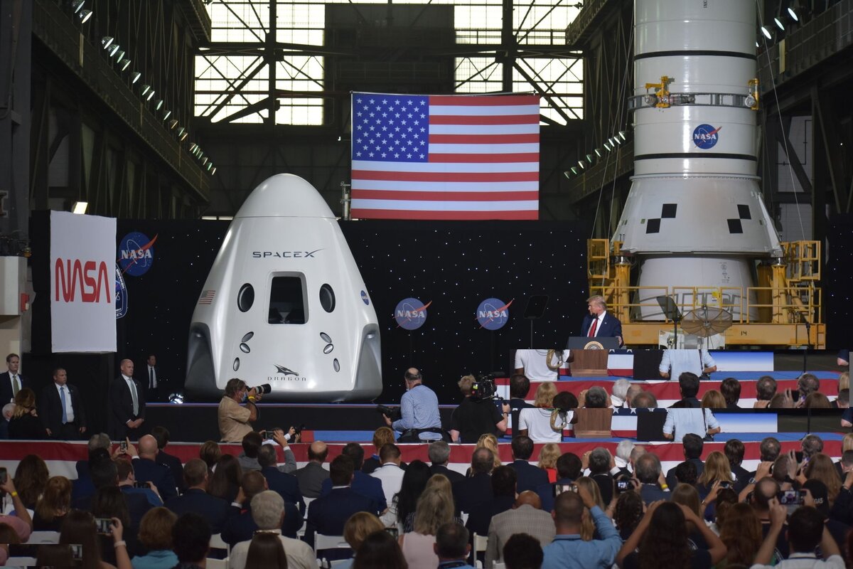 Презентация модуля Crew Dragon президентом США Дональдом Трампом. Источник gettyimage.com