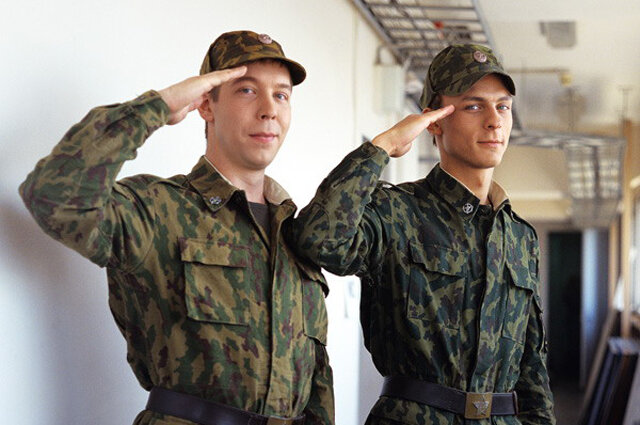 Иван Моховиков и Александр Лымарев в сериале «Солдаты». Кадр из фильма 