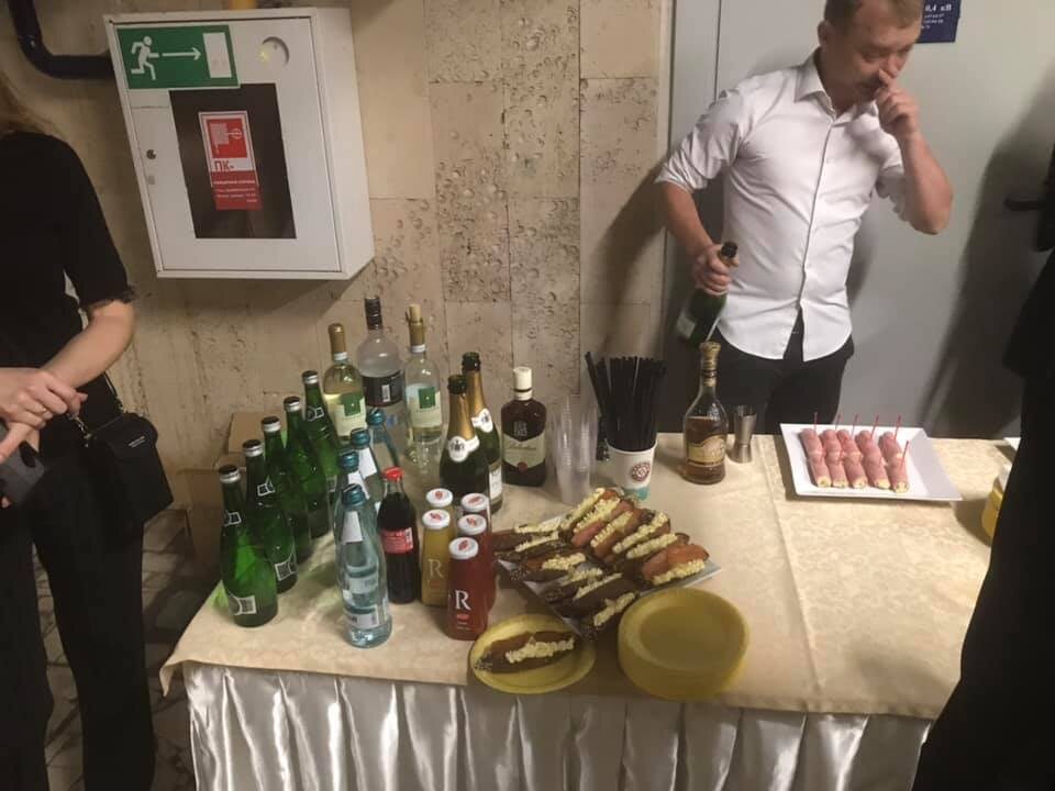 Буфет "Золотого Орла" принимает только наличные