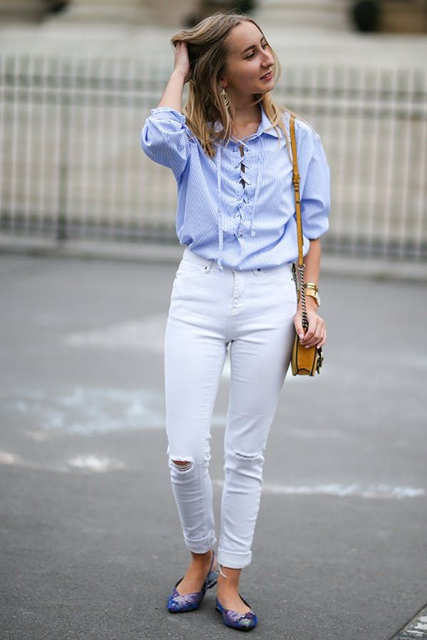 С чем носить белые джинсы летом. Сине белые джинсы. White Jeans outfit. Голубые джинсы с теплым оттенков. Что подойдет к белым джинсам.