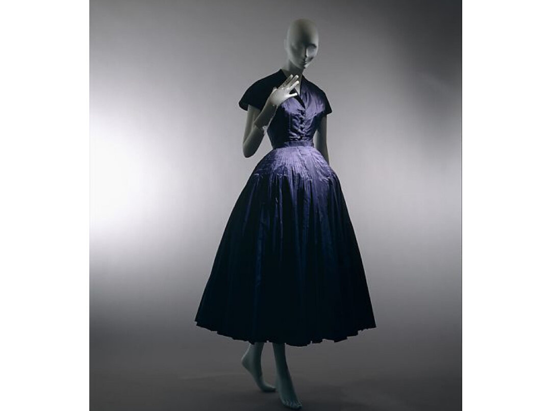Женщина хотела купить платье диор. Галерея Кристиана Диора. Кристиан диор 329. Нью лук диор.