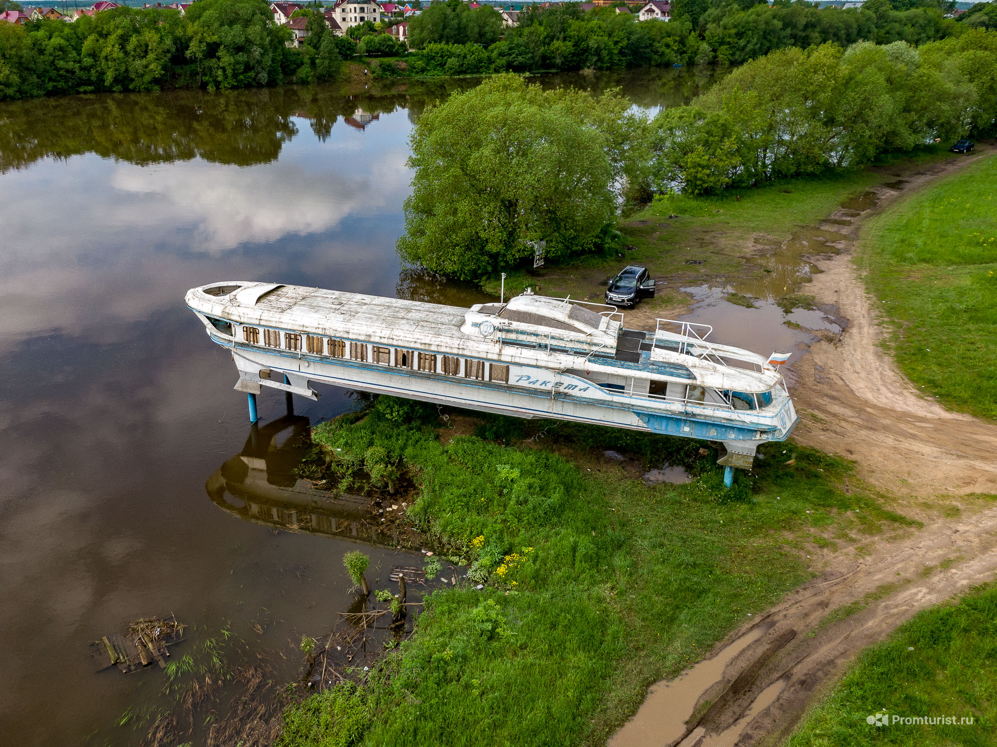 ракета на реке