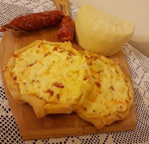 Фрагуни, сальсичча и пекорино.