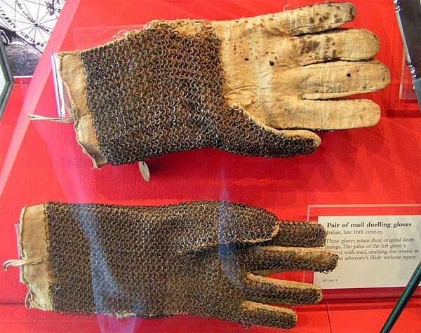 Рыцарские перчатки. Источник фото: Яндекс. Картинки.