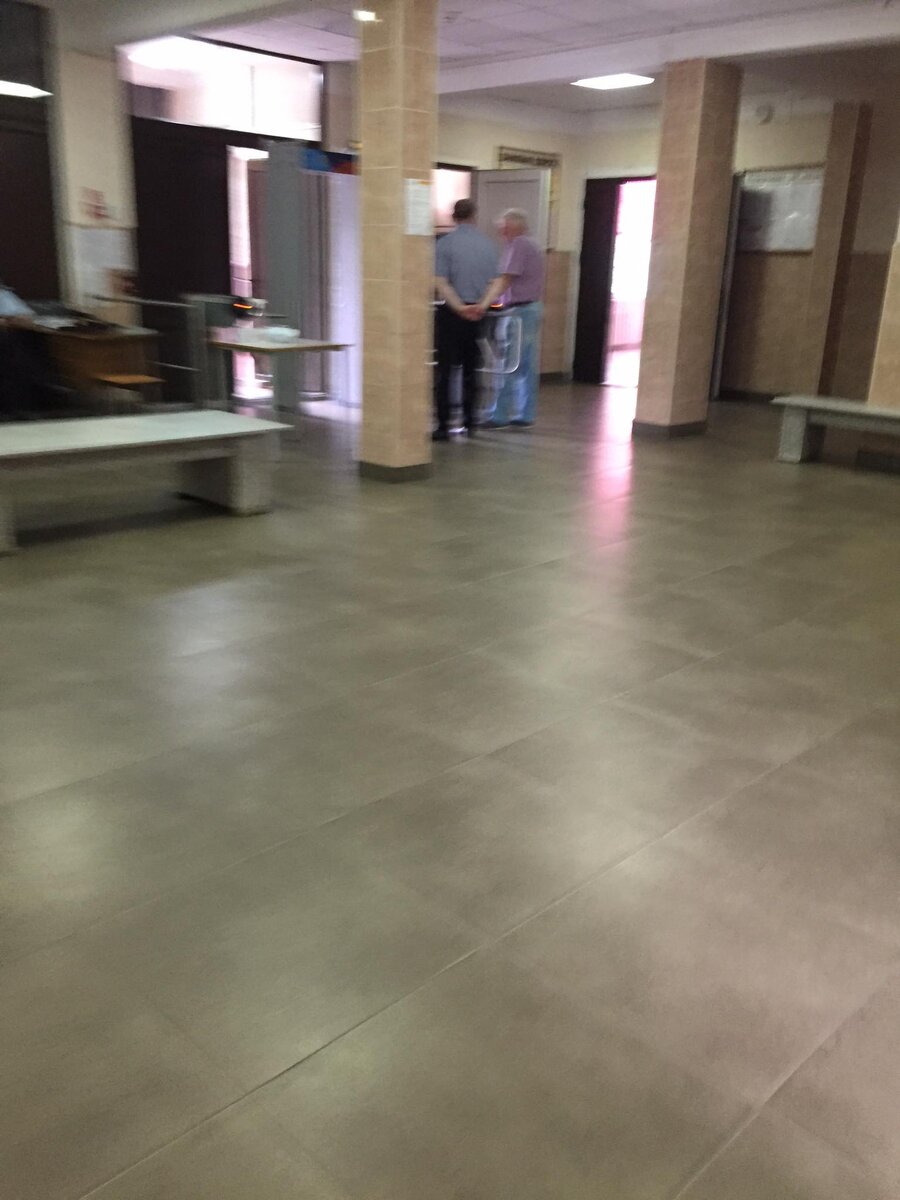 Фото: извините за фото не в фокусе. Вот так обстоят дела у входа в здание