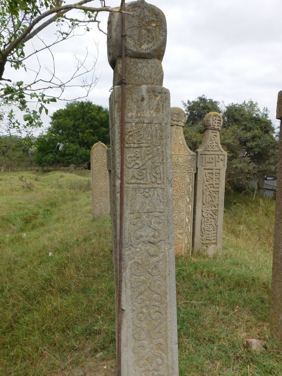 Надгробия XIX в. на Гиччи кабурлар