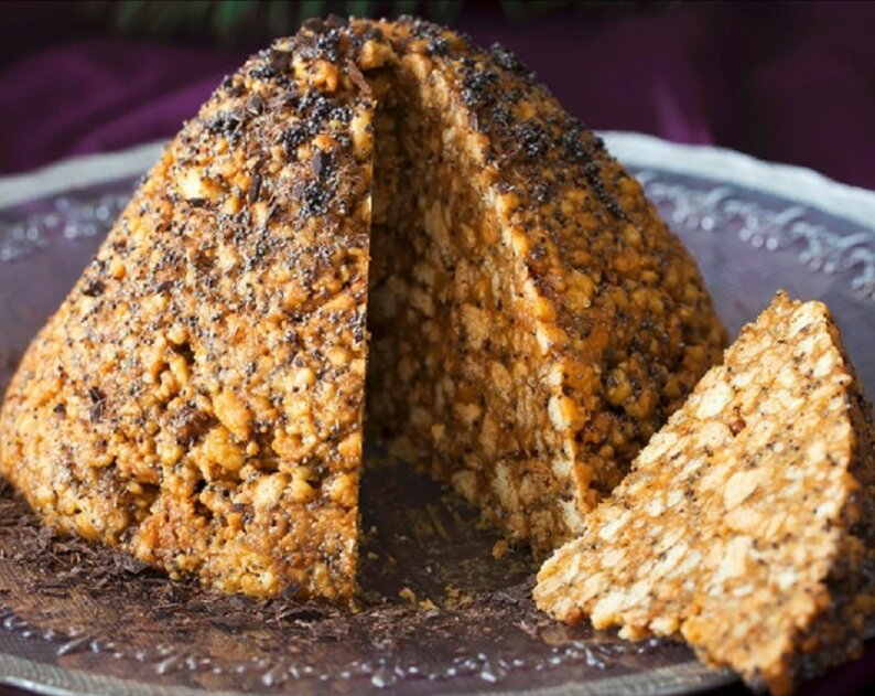      Нам понадобятся                              масло    сливочное - 150г
яйцо куриное - 2шт
молоко - 150мл
мука пшеничная - 450г
разрыхлитель - 2ч.л
Для крема
варёная сгущенка (варим сами) - 380г
масло сливочное - 100г
Смешиваем в миске масло, яйца и молоко(мало должно быть мягким) . Добавляем муку, разрыхлитель и замешиваем тесто. Накрываем плёнкой и убираем в холодильник на 1 час. Для крема взбиваем масло, добавляем варёную сгущёнку и перемешиваем до однородной массы. Из теста лепим шарики диаметром 0,5-1см. Выкладываем на противень, застеленным пергаментом и выпекаем в духовке 15-20 мин при 180 градусах. Смешиваем готовые шарики с кремом и выкладываем на тарелку горкой в виде муравейника. Посыпаем маком и убираем в холодильник на 1 час.                                                     Приятного аппетита!