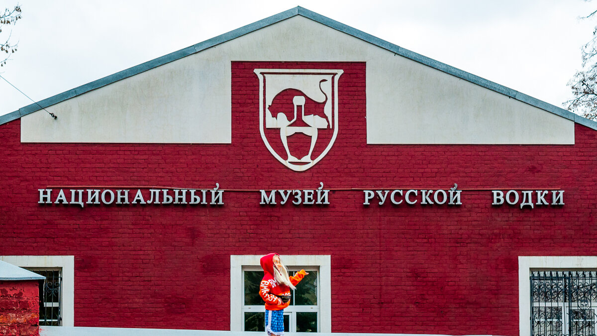 Уже на подходе к заводу понимаешь, что место знаковое.