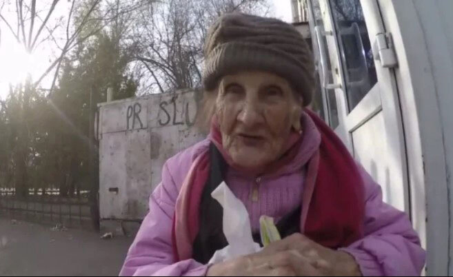 Бабушка просила передать слушать. Бабка просит денег. Что попросить у бабушки. Бабушка у метро помогите на хлеб. Бабушка просящая 70 руб.
