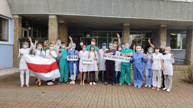 Сотрудники  РНПЦ травматологии и ортопедии поддерживают своих коллег из РНПЦ  «Кардиология». Фото из телеграм-канала «Белые халаты»