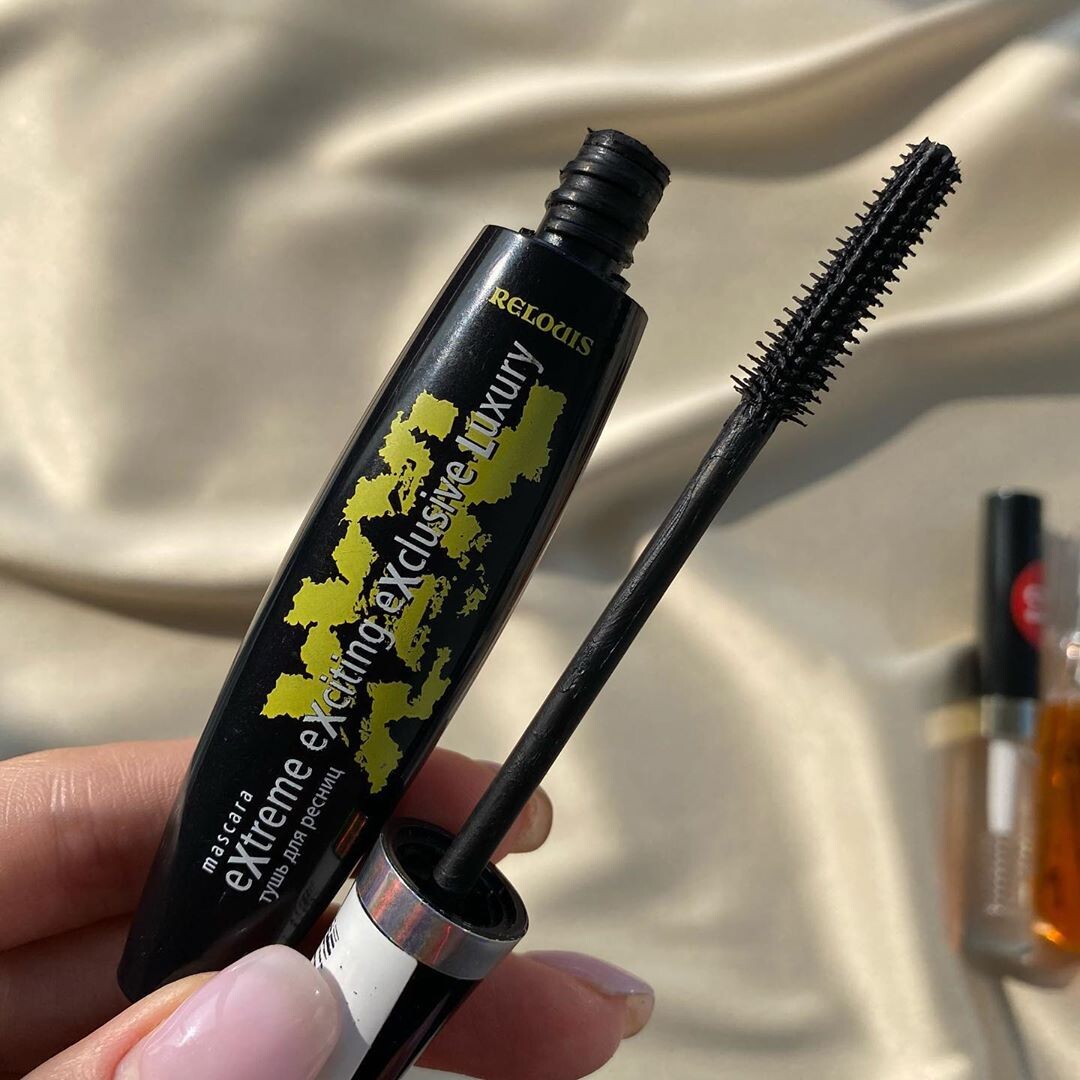 Придаёт ресницам хороший объём и длину 
•Стойкая, не отпечатывается 
•Отлично разделяет реснички 