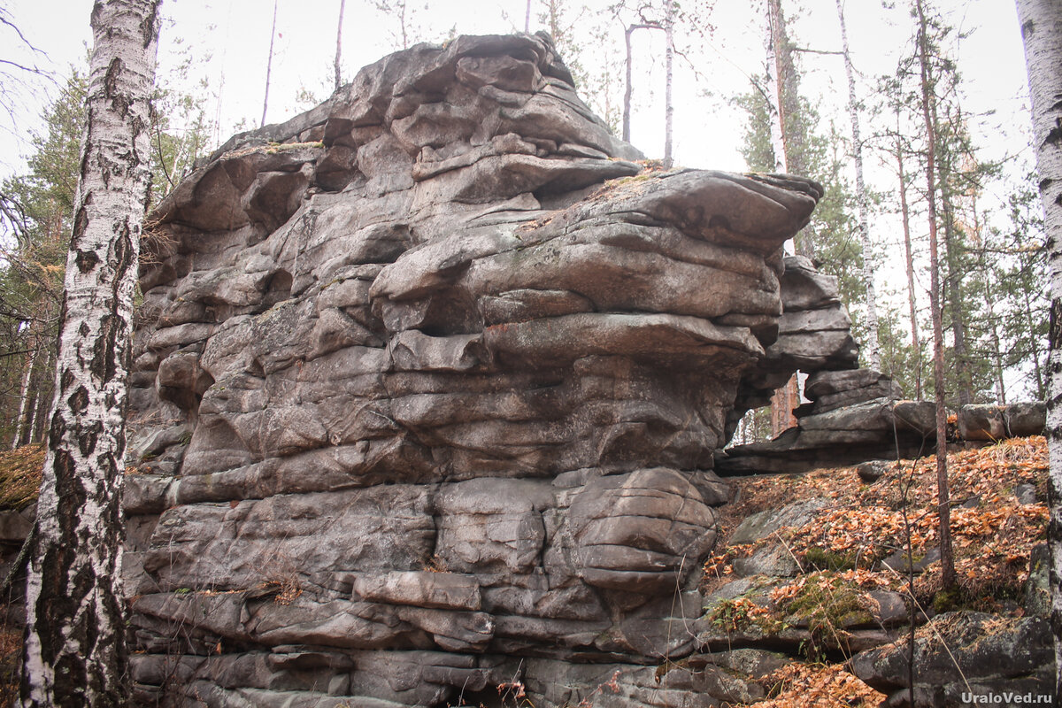 Мы назвали эту скалу Дыроватиком за сквозное отверстие