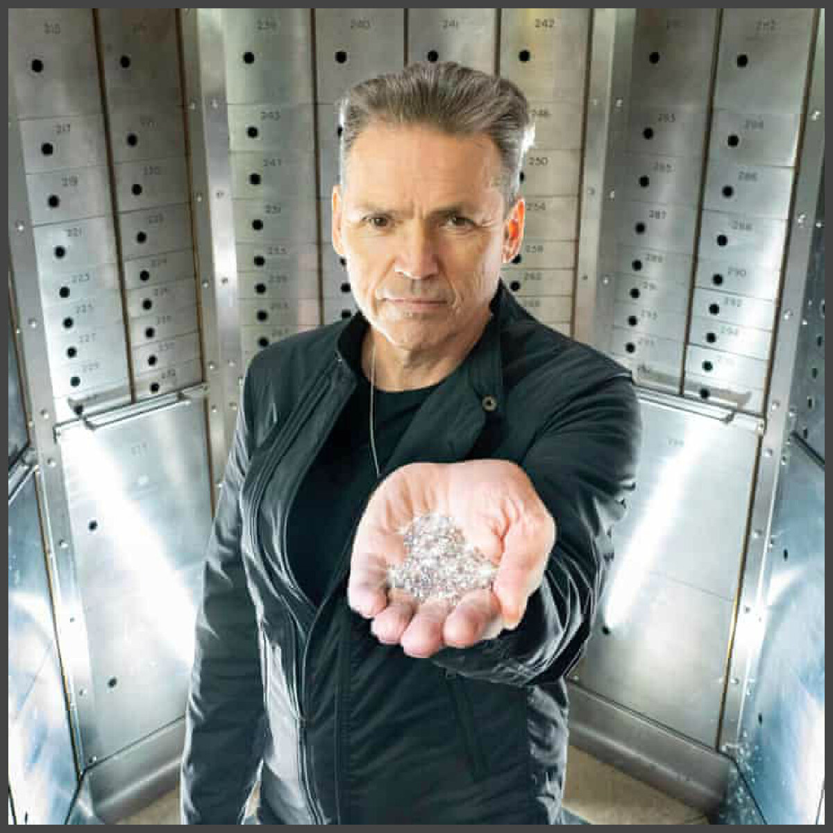 Вот и он сам. Держит в ладони горсточку “небесных бриллиантов”, созданных на его “небесной горнодобывающей фабрике” с "нулевым воздействием на природу". Фото взято с www.theguardian.com