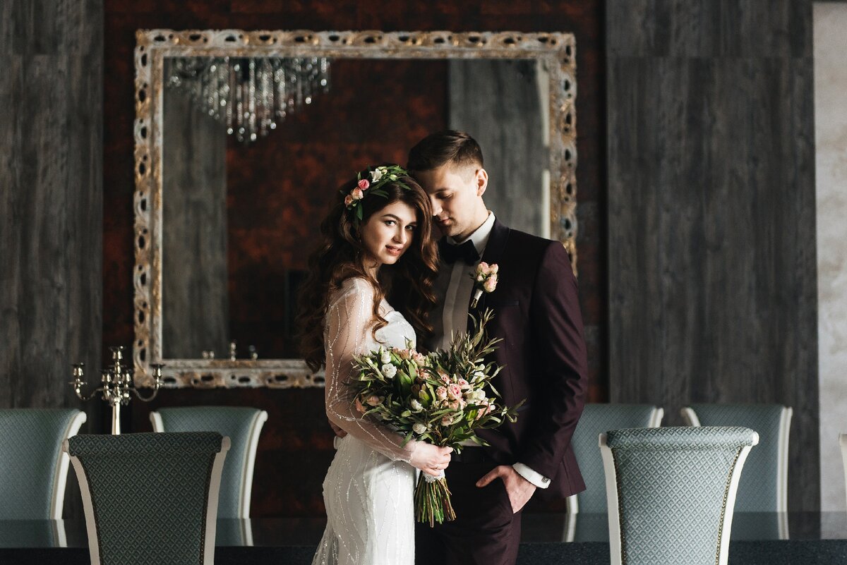 Видеть себя за свадебным столом - к везению.