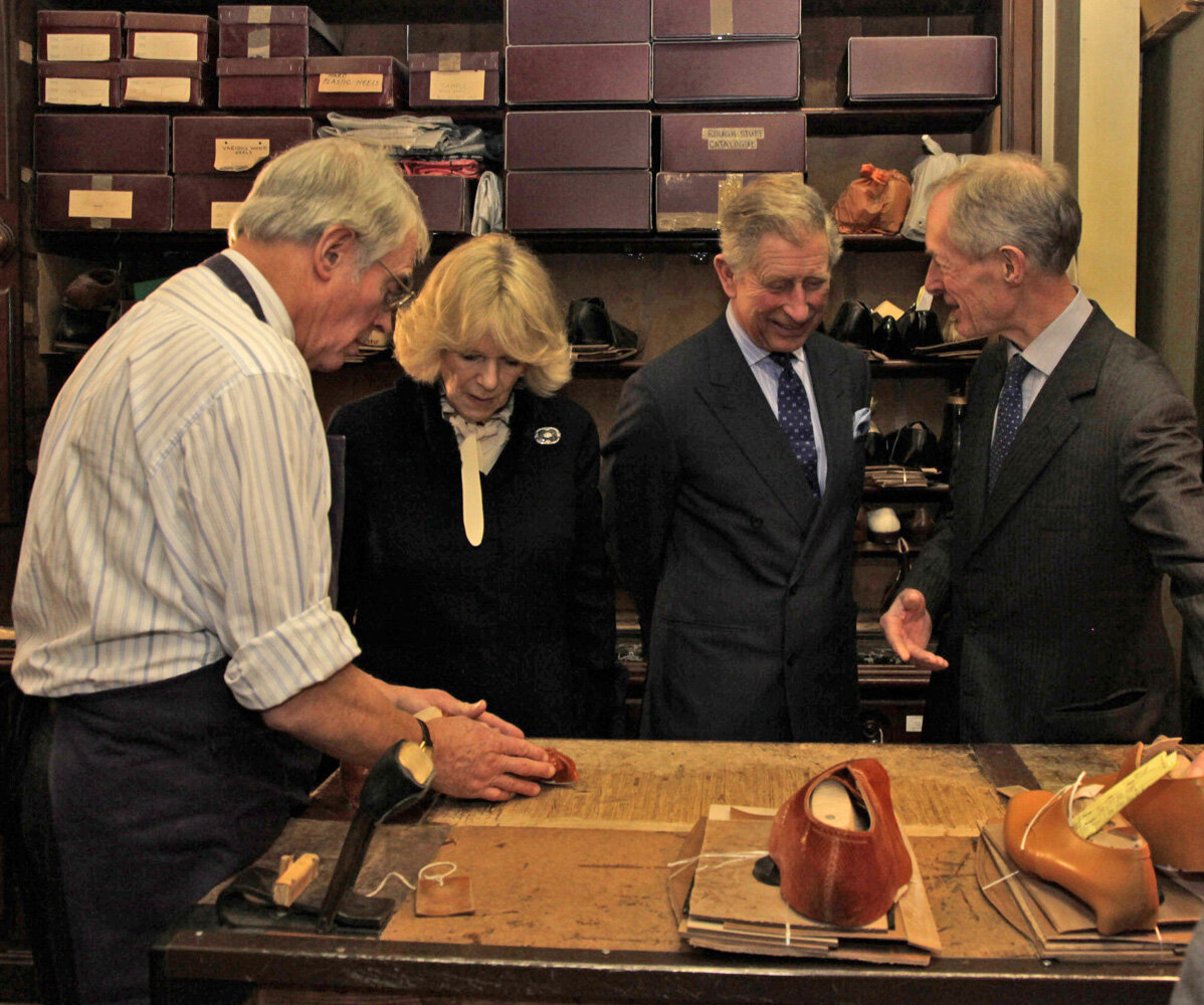 Рабочий с герцогиней Корнуоллской и принц Чарльз с Джоном Хантером Лоббом (фото: http://www.johnlobbltd.co.uk/royal-visit)