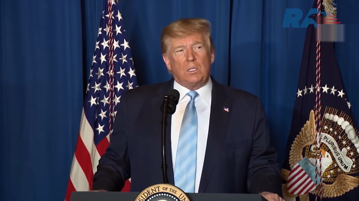 Дональд Трамп во время экстренного брифинга по вопросу конфликта с Ираном в новогоднюю ночь.